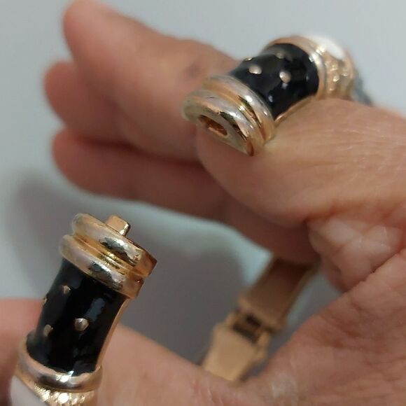 Vintage Black White Enameled Gold Tong Tone Hinged Bangle Bracelet - Picture 6 of 6